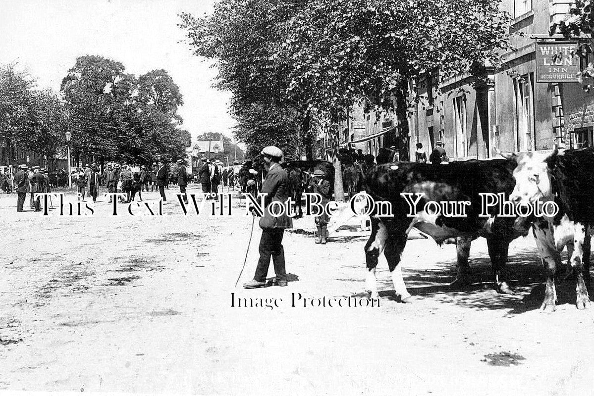 GL 43 - Market Day, Moreton In Marsh, Gloucestershire