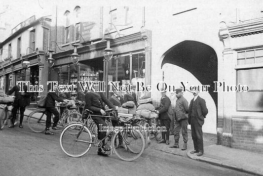 HA 2519 - Postmen In Wote Street, Basingstoke, Hampshire