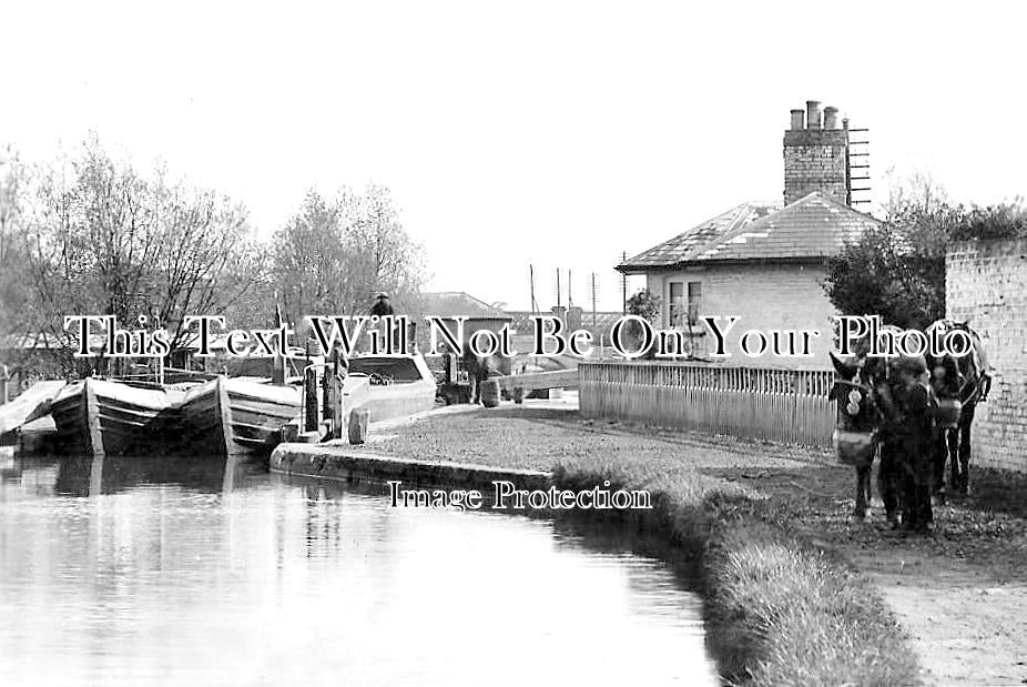 HF 1234 - The Canal, Cassiobridge, Hertfordshire