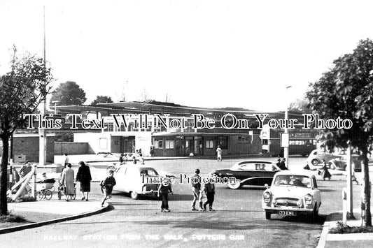 HF 1465 - Potters Bar Railway Station, Hertfordshire