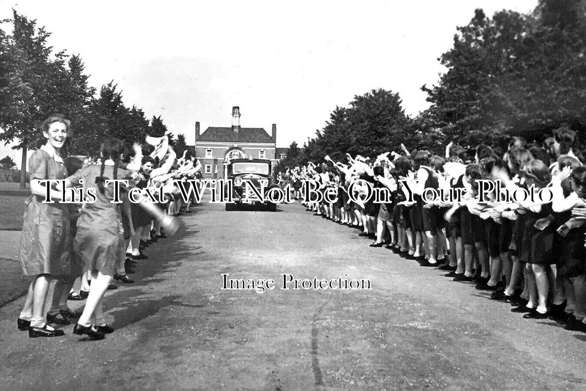 HF 1566 - Duchess Of Kent At Royal Masonic School, Rickmansworth 1948