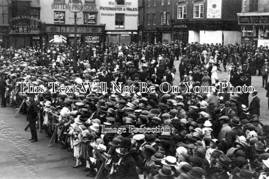 HF 1686 - Crowd At Hitchin, Hertfordshire