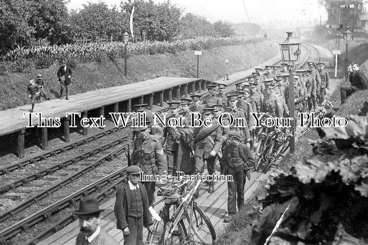 HF 504 - Soldiers At Royston Railway Station, Hertfordshire