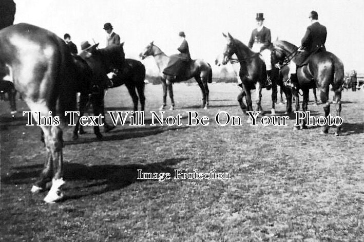 HF 715 - Herts Hounds, Aldenham Harriers Hunt Near Knebworth, Hertfordshire 1922-23