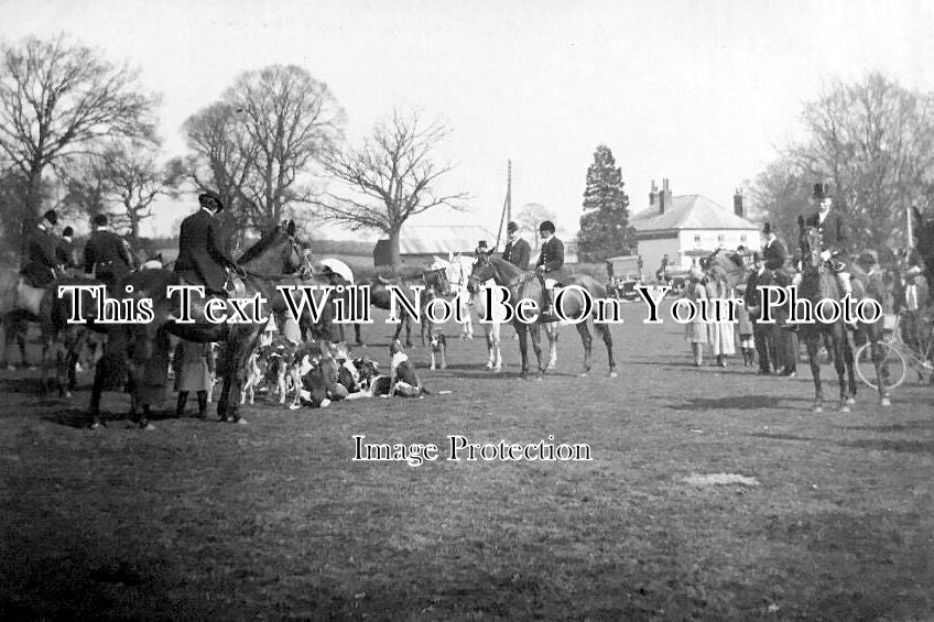 HF 718 - Herts Hounds, Aldenham Harriers Hunt Near Knebworth, Hertfordshire 1922-23