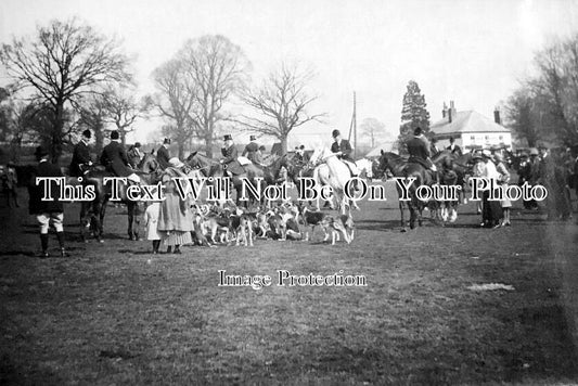 HF 723 - Herts Hounds, Aldenham Harriers Hunt Near Knebworth, Hertfordshire 1922-23