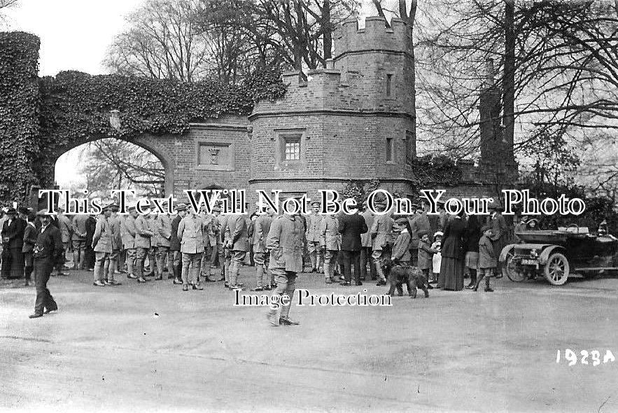 HF 901 - Soldiers At Cassiobury Park Gates, Watford, Hertfordshire