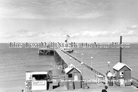 IO 1013 - Steamer Arriving At Totland Bay Pier, Isle Of Wight