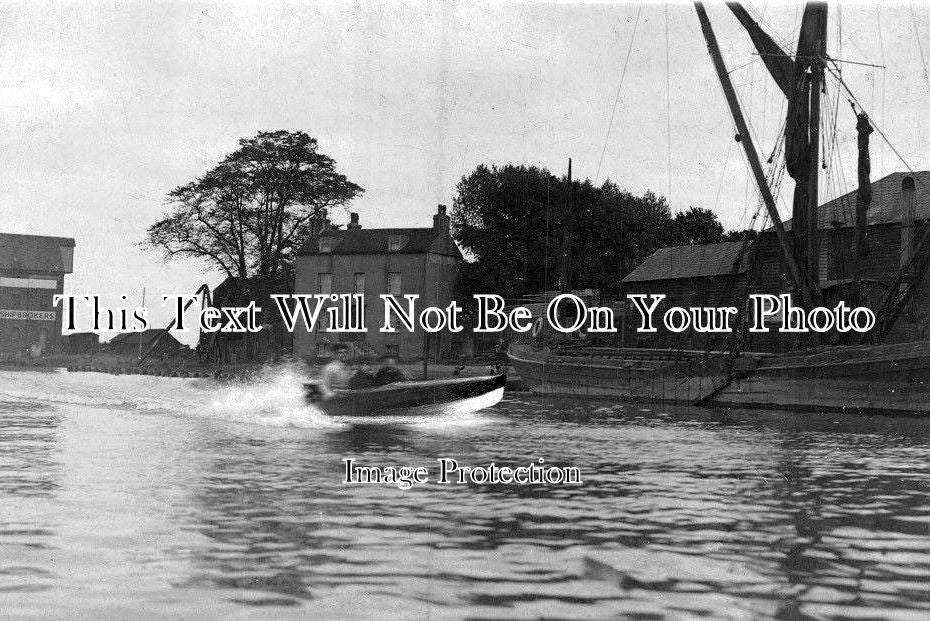 KE 1478 - Speedboat On The River Medway, Faversham, Kent