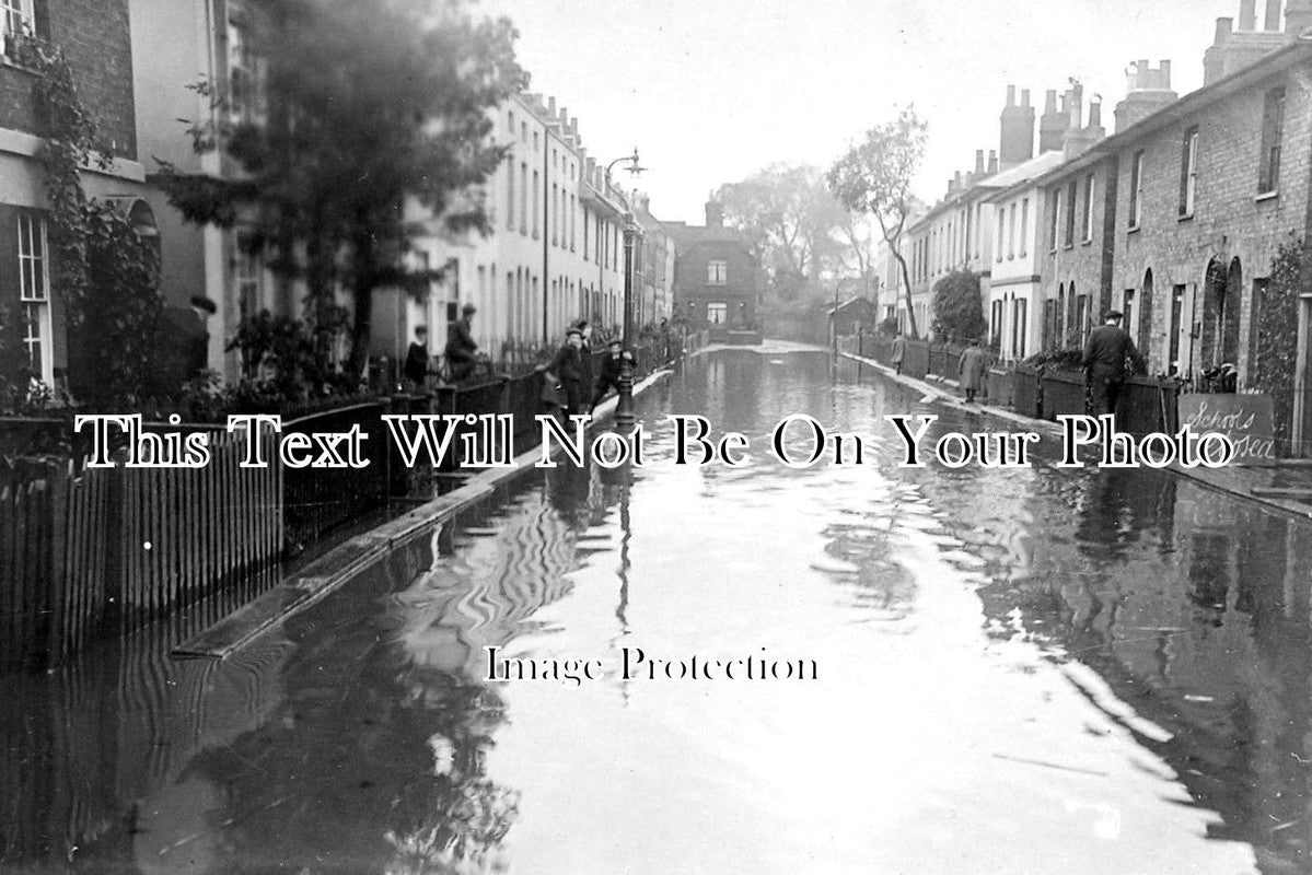 KE 1834 - Floods In St Peters Place, Canterbury, Kent c1909
