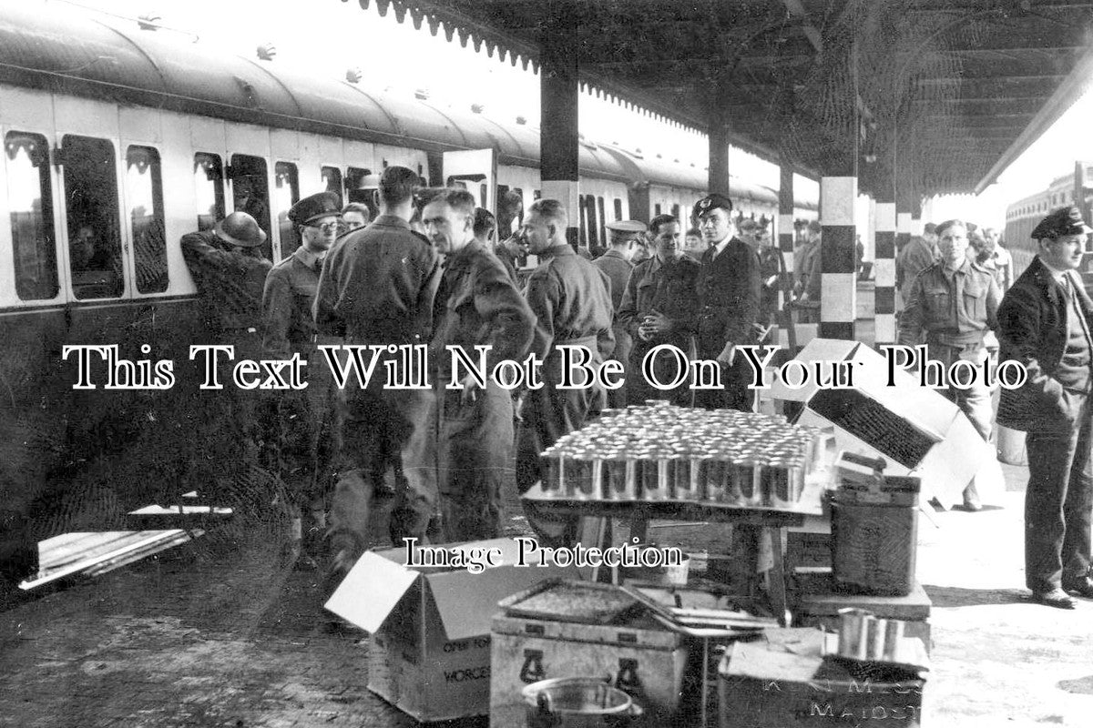 KE 2964 - Troops Embarking, Maidstone Railway Station, Kent WW2