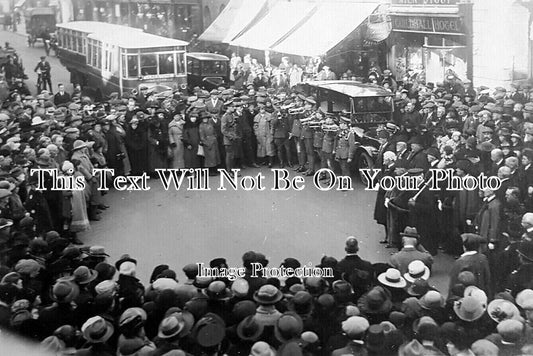 KE 4215 - Crowd By Folkestone Town Hall, Kent
