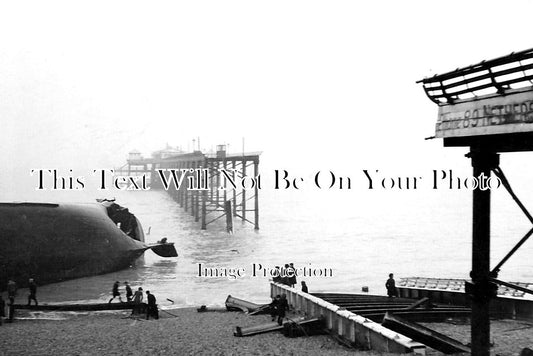 KE 4356 - The Damaged Pier At Deal, Kent 1940