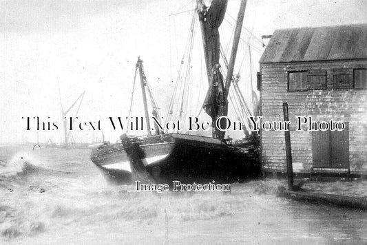 KE 4654 - Barge Washed Ashore At Whitstable, Kent