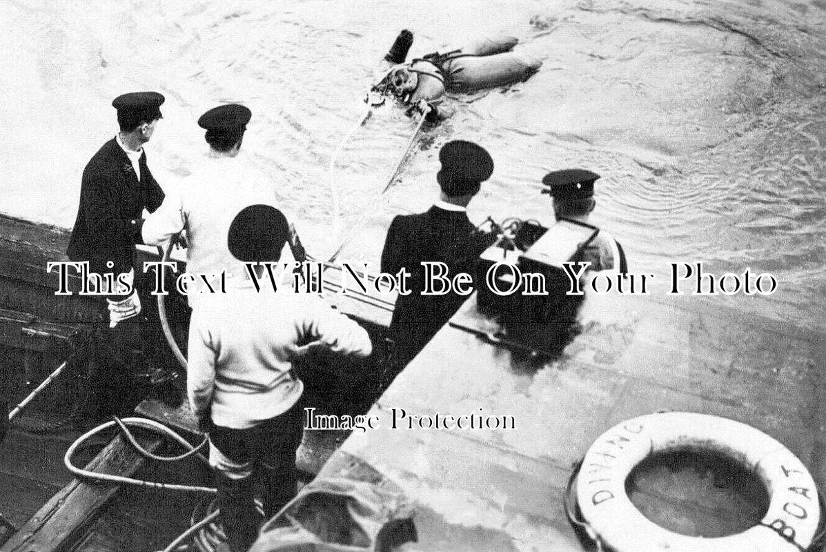 KE 5082 - Diver Diving Display At Chatham Navy Week, Kent – JB Archive