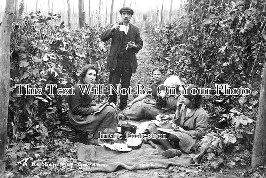 KE 5243 - The Kentish Hop Garden, Hop Pickers, Kent