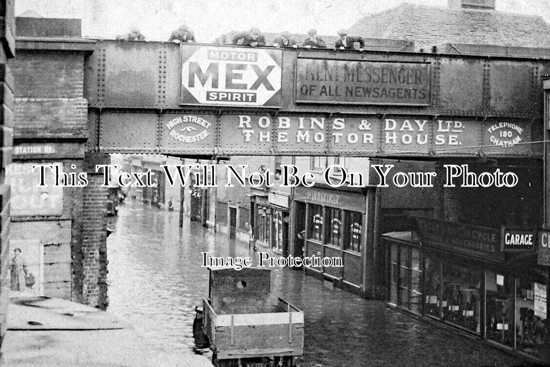 KE 5842 - Flooded High Street, Strood, Kent