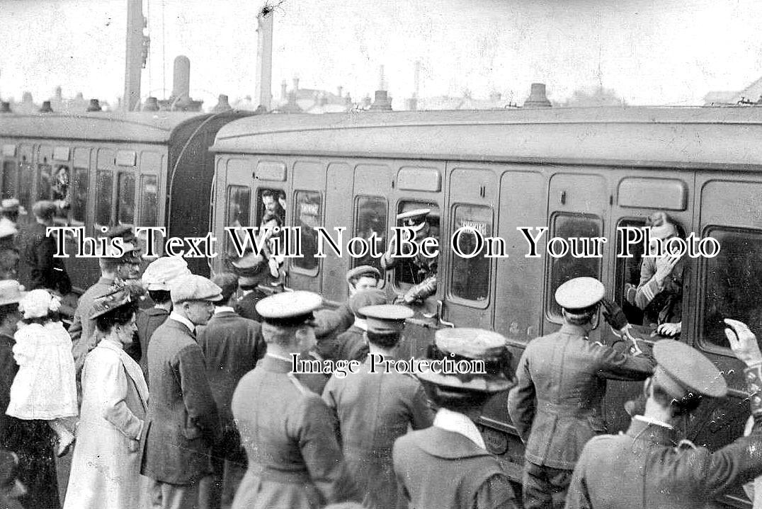 KE 6079 - Soldiers At Canterbury Railway Station, Kent
