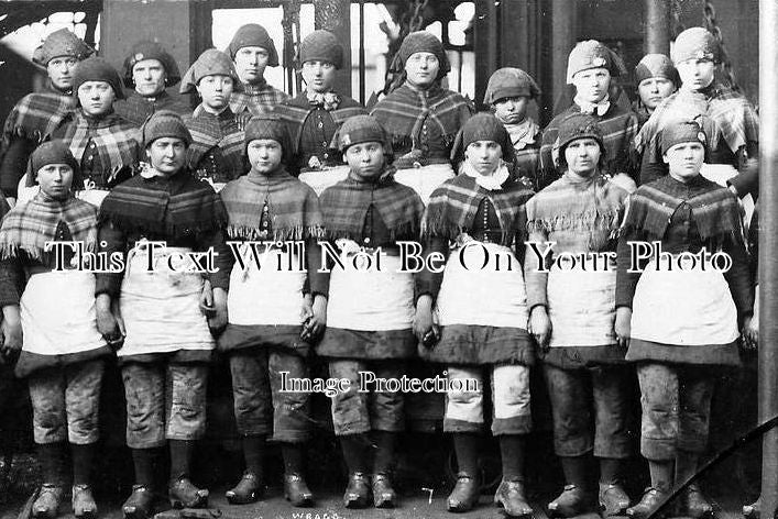 LA 1036 - Wigan Colliery Girls, Lancashire c1910