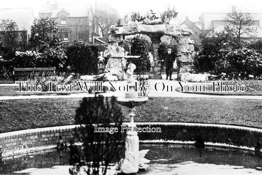 LA 1480 - The Fountain, Denton Park, Denton, Manchester, Lancashire c1928