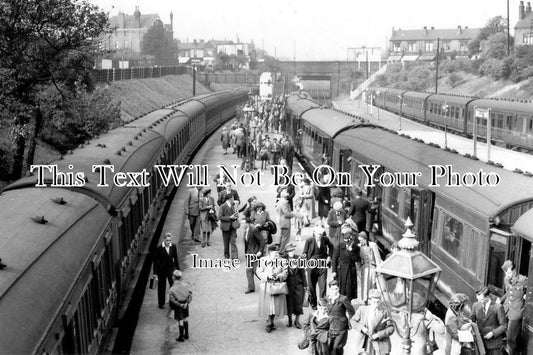 LA 1676 - Trains At Belle Vue Railway Station, Gorton, Lancashire c1951