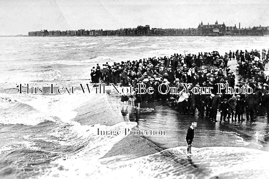 LA 4790 - Crowds At High Tide, Southport, Lancashire c1908