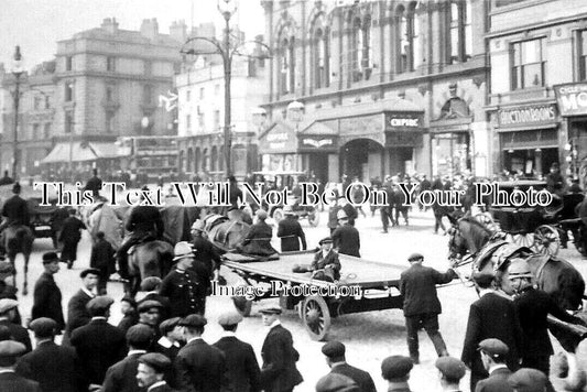 LA 4856 - Liverpool Strike, Police Guarding Wagons, Lancashire 1911