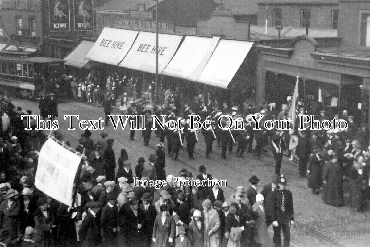 LA 5118 - Passing Bee Hive, Rochdale, Lancashire c1910