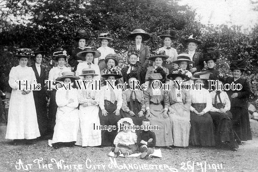 LA 5811 - Group At The White City, Manchester, Lancashire c1911