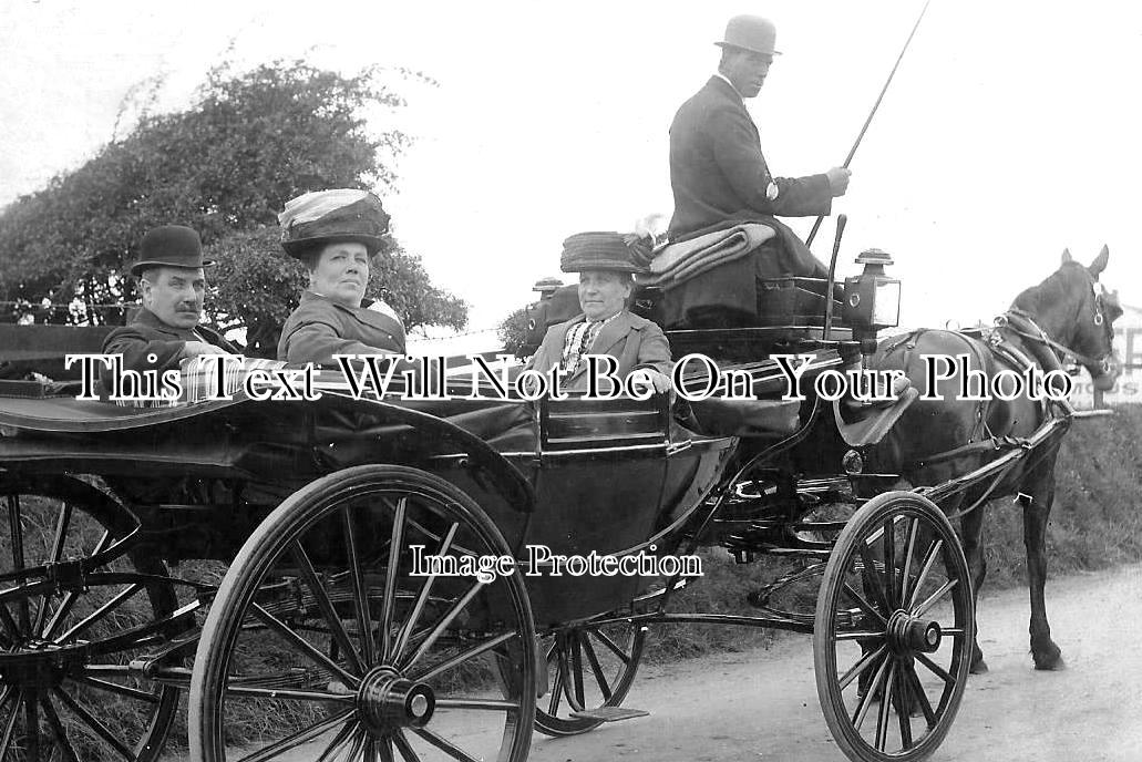 LA 6089 - Blackpool Holiday Makers, Lancashire c1916