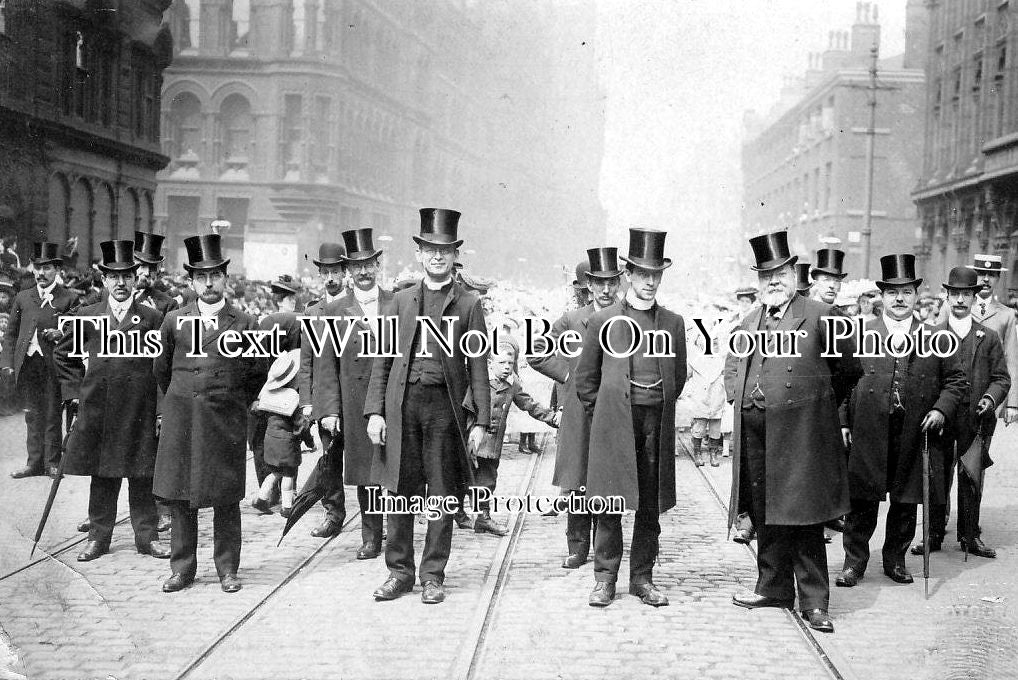 LA 610 - Group Of Men, Banks Fountain Street, Manchester, Lancashire 1918