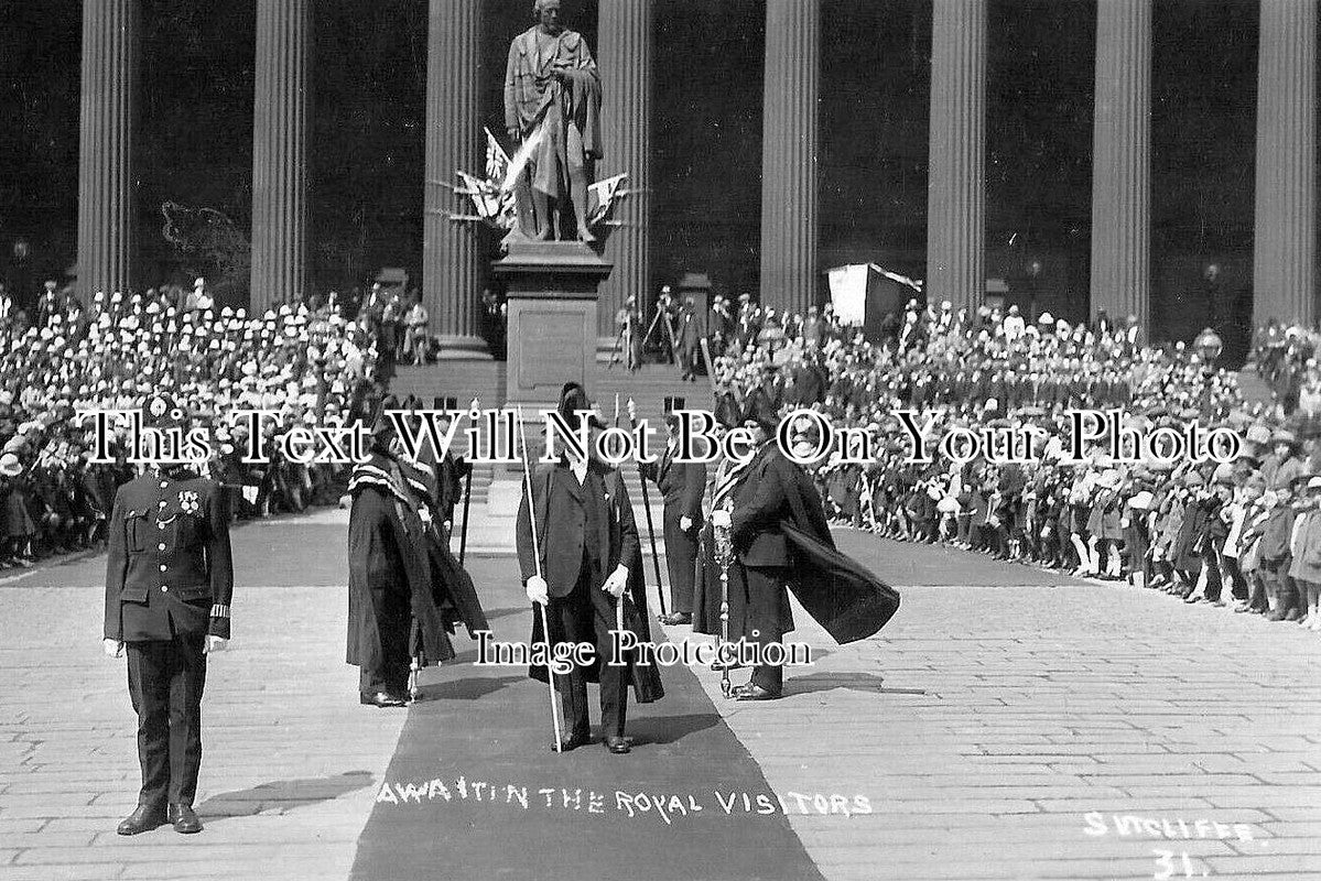 LA 6630 - Awaiting The Royal Visit, Liverpool, Lancashire