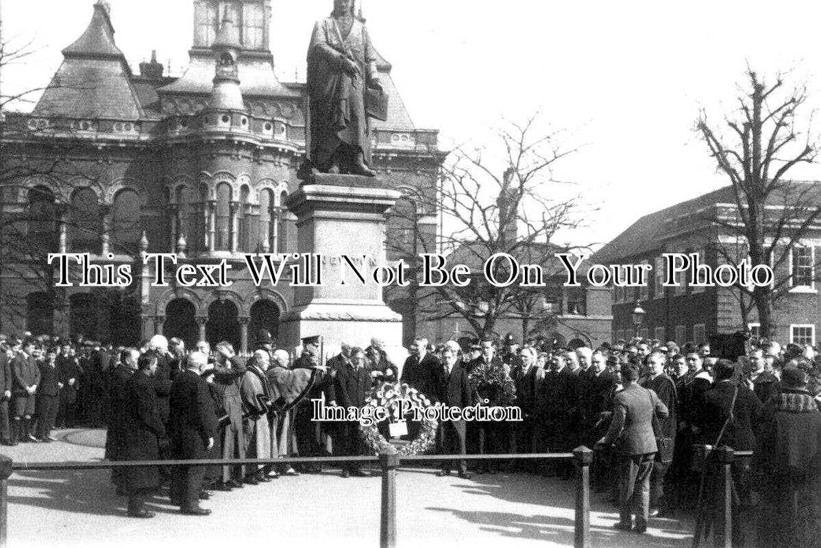 LI 2032 - Newton Statue Event, Grantham, Lincolnshire