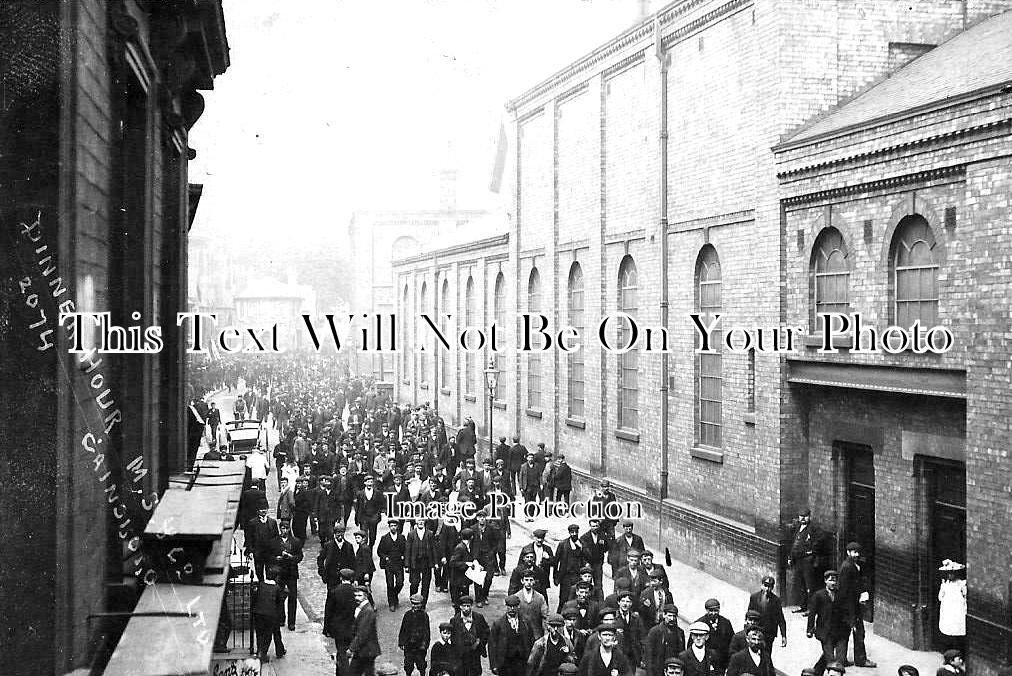 LI 2138 - Dinner Hour, Gainsborough, Lincolnshire c1905