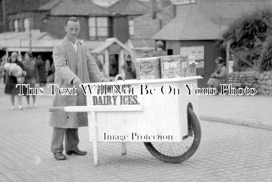 LI 2497 - Hawkings Ice Cream Cart, Skegness, Lincolnshire