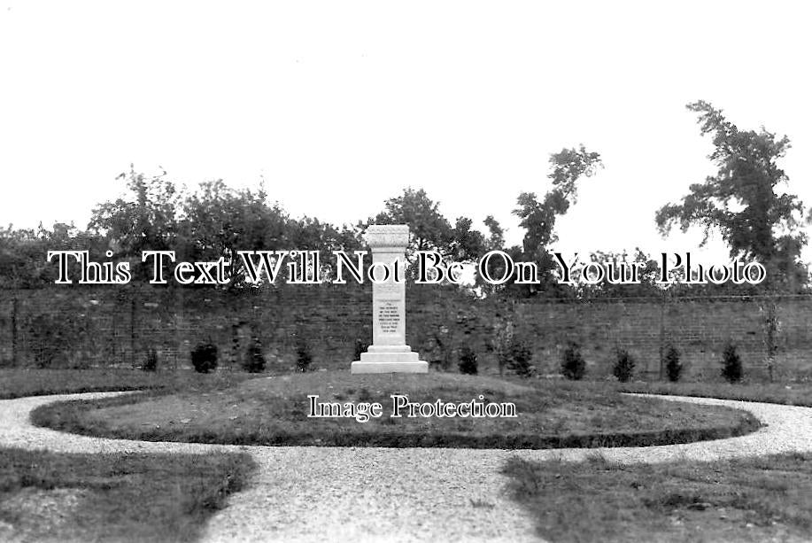 LI 2585 - Long Bennington War Memorial, Lincolnshire