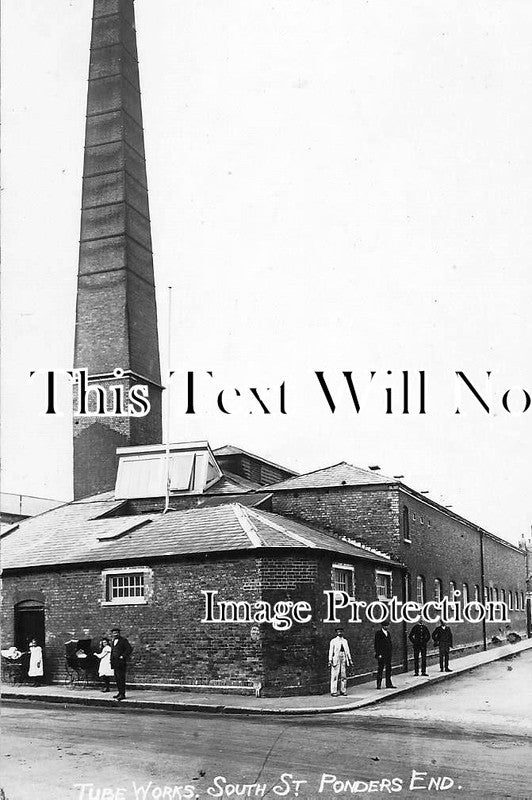LO 1086 - Tube Workers At South Street, Ponders End, London