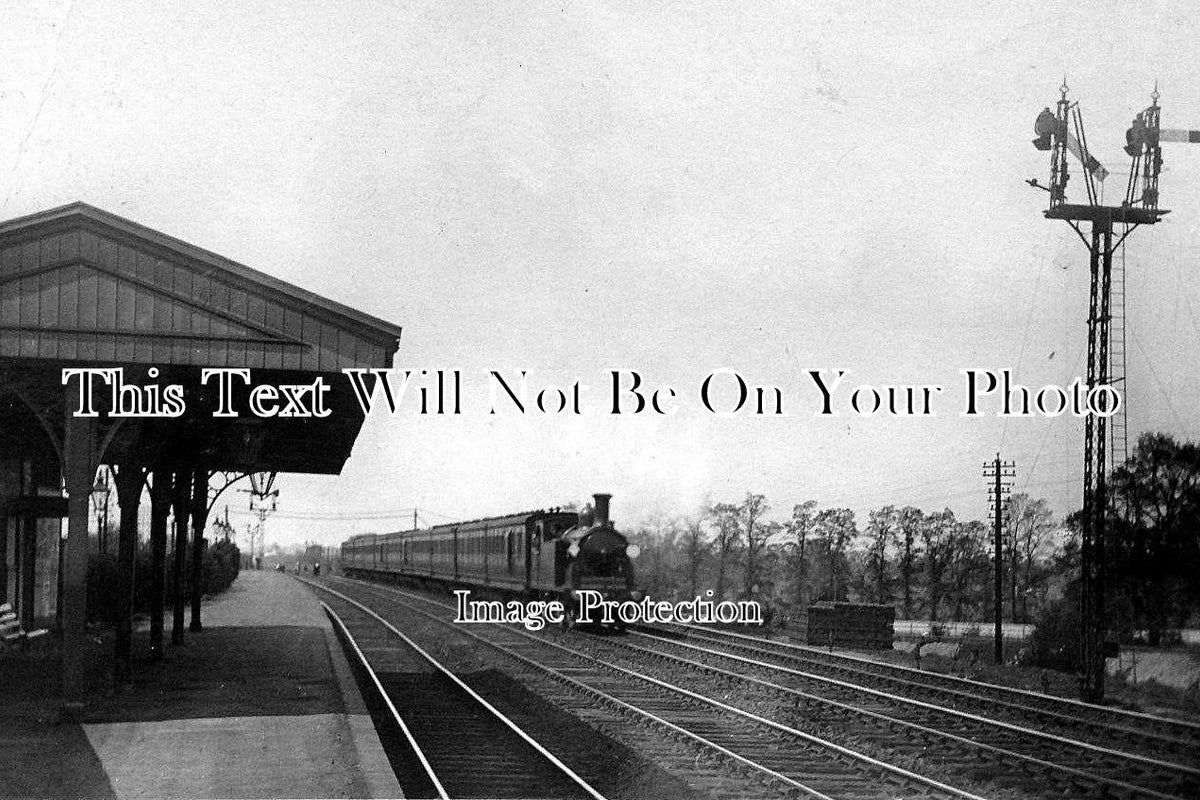 LO 1208 - Raynes Park Railway Station, London