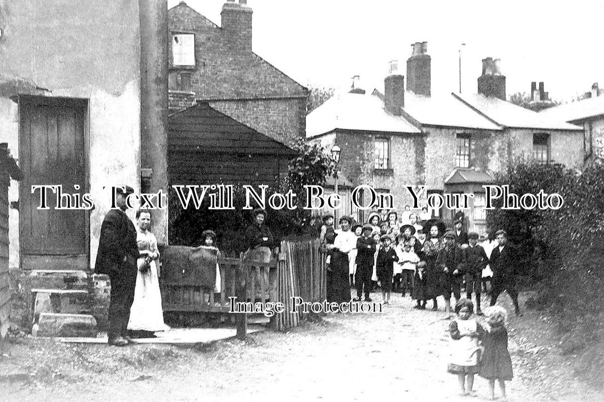 LO 1481 - People In Street, Finchley, London