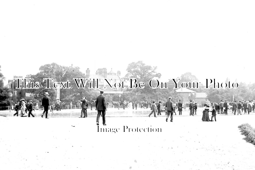 LO 2102 - Sunday Stroll, Hampstead Heath, London