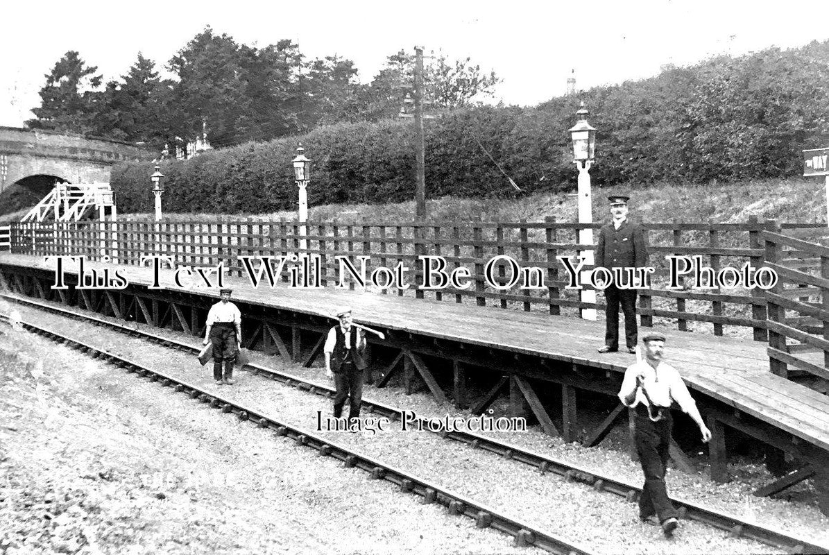 LO 2452 - The Hale, Mill Hill Railway Station, Barnet, London