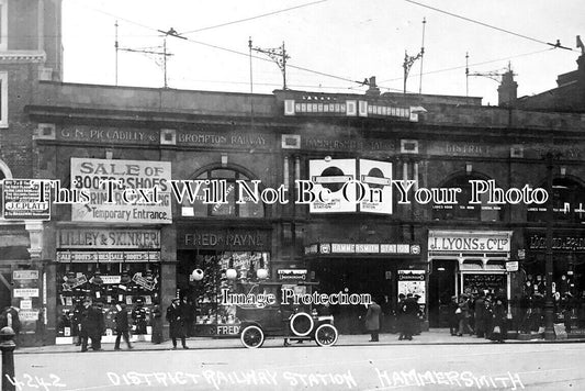 LO 3196 - District Railway Station Hammersmith Underground, London