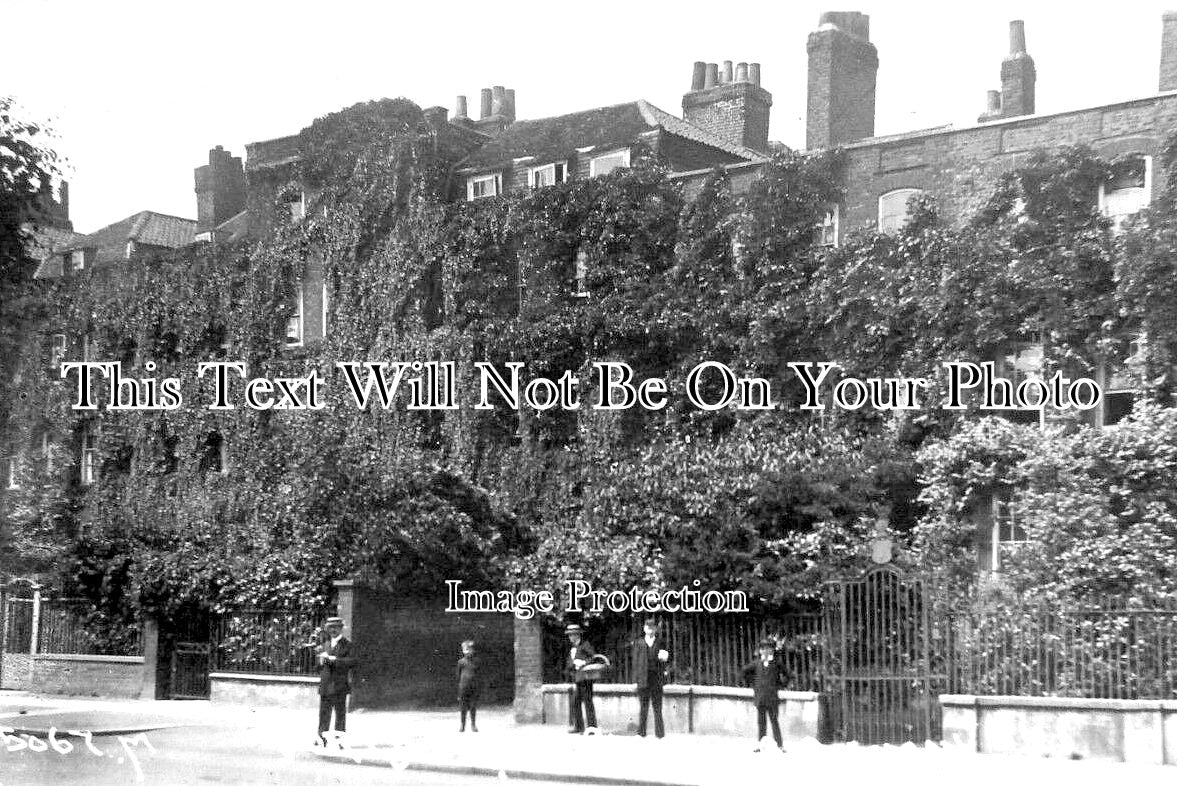 LO 3733 - North Side, Clapham Common, London