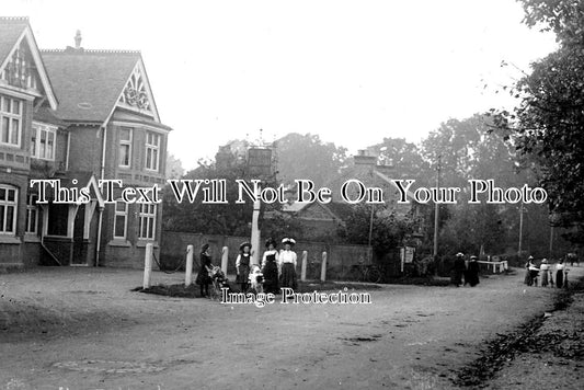 LO 3899 - True Lovers Knot Pub, Pinner Road, Northwood, London c1908