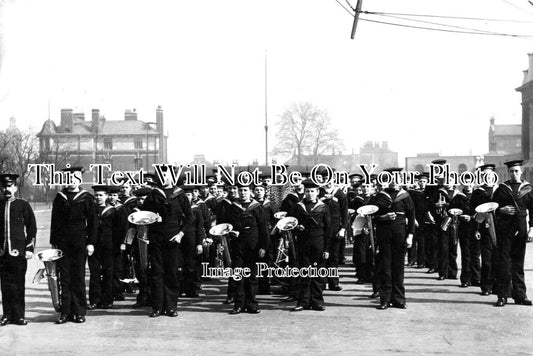 LO 3980 - Band Playing To The Japanese, Greenwich, London