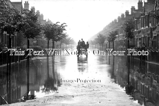 LO 4009 - Flooding In Links Road, Tooting, London 1914