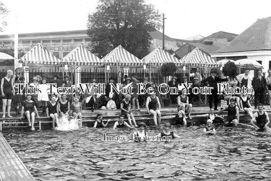 LO 5138 - Hammersmith White City Open Air Swimming Pool, London