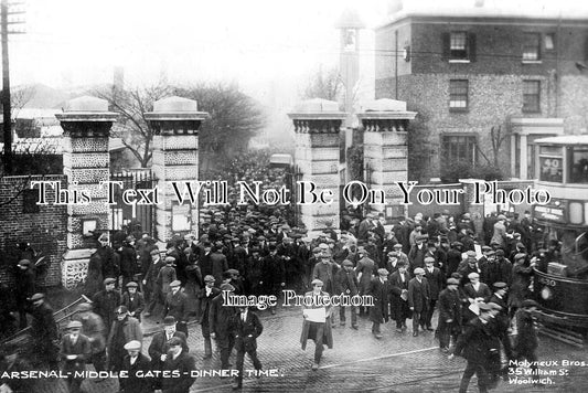 LO 5656 - Arsenal Middles Gates Dinner Time, London