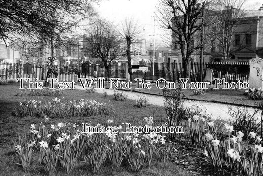 LO 6200 - St Lukes Churchyard, Norwood High Street, London