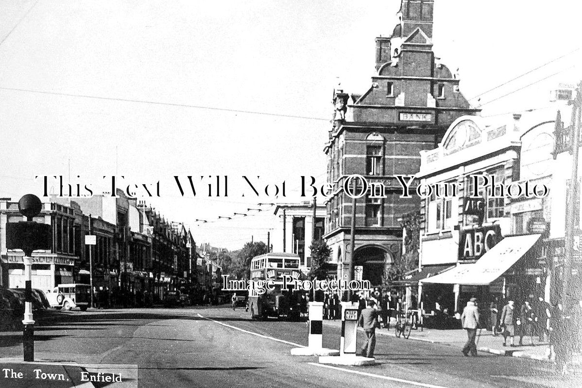 MI 1378 - The Town, Enfield, Middlesex c1947